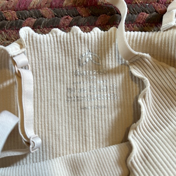 SUNZEL CREAM RIBBED SEAMLESS LETTUCE TRIM CROP TOP - Picture 2 of 3